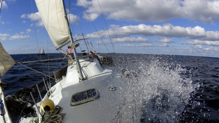 Крейсерская парусная яхта PINTO - практическое обучение в Санкт-Петербурге Крейсерская парусная яхта PINTO - учебный флот ВОСВОД для обучения судоводителей